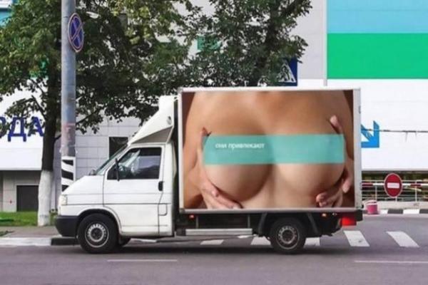 dodávka s reklamou na korbe