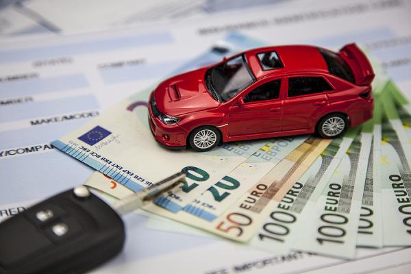 červené autíčko, kľúče od auta, euro bankovky