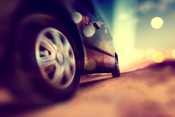 auto na ceste v tme