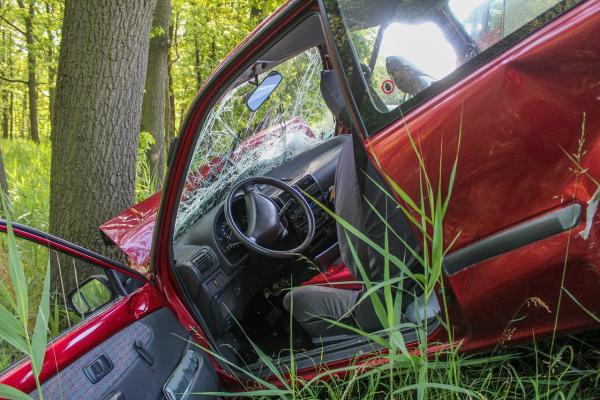 havarované auto do stromu