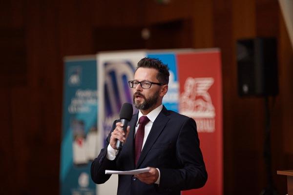 rečník na konferencii s mikrofónom v ruke