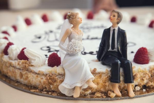 figúrky novomanželov na svadobnej torte
