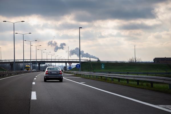 osobné auto na diaľnici