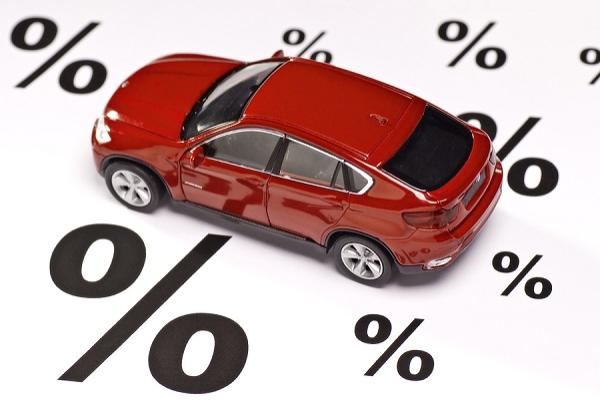červené autíčko a znaky percent okolo neho